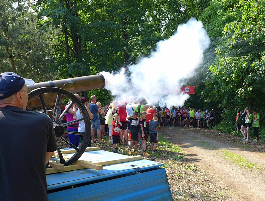 Startschuss aus der Kanone zum Klippenlauf Harzgerode